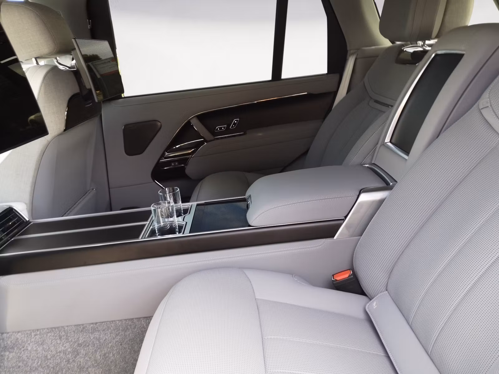 Land Rover - Range Rover P615 LWB SV