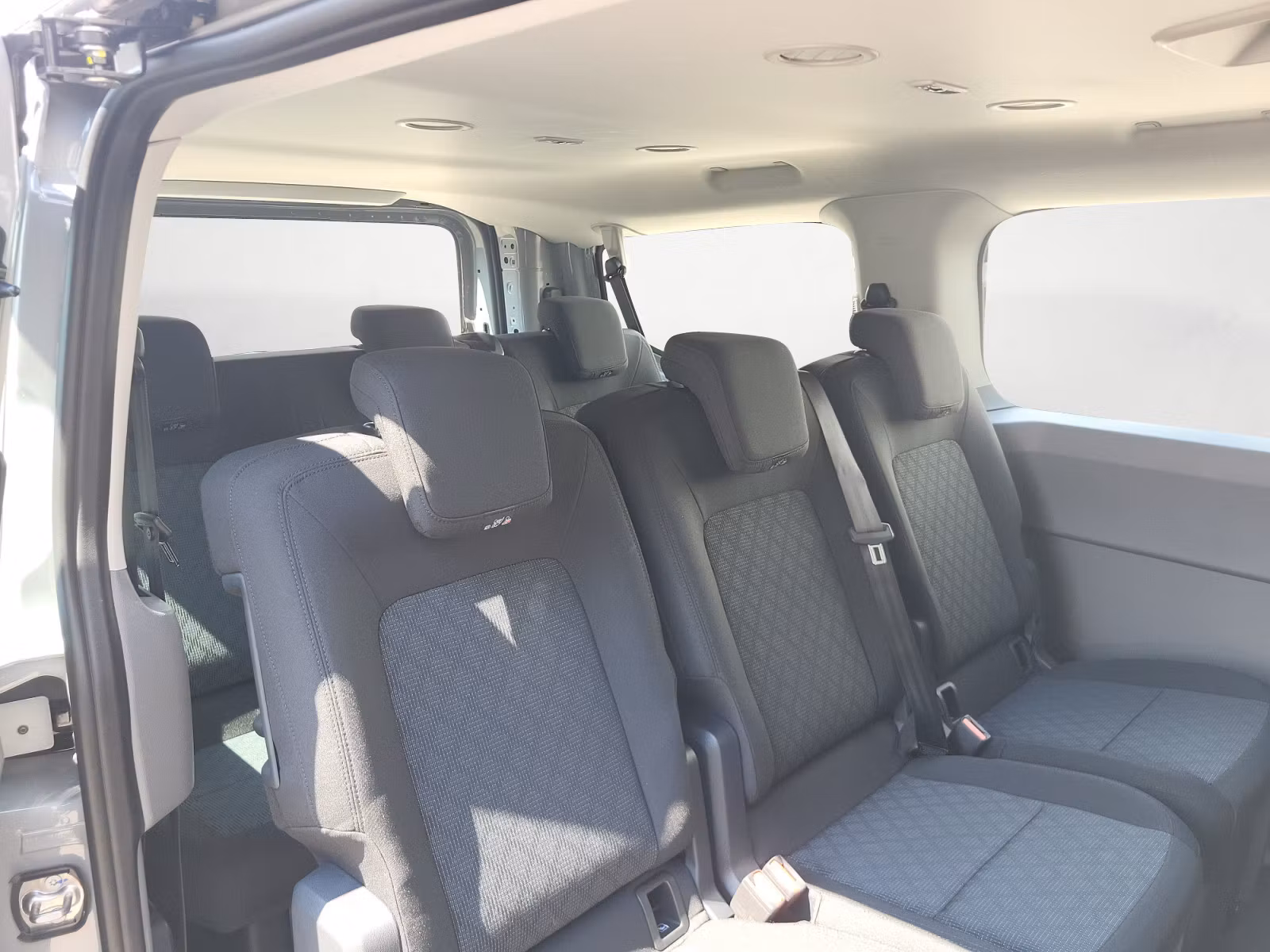 Volkswagen - Transporter Kombi 2,0 l TDI 8-Gan g Automatik Radst. 3100 mm