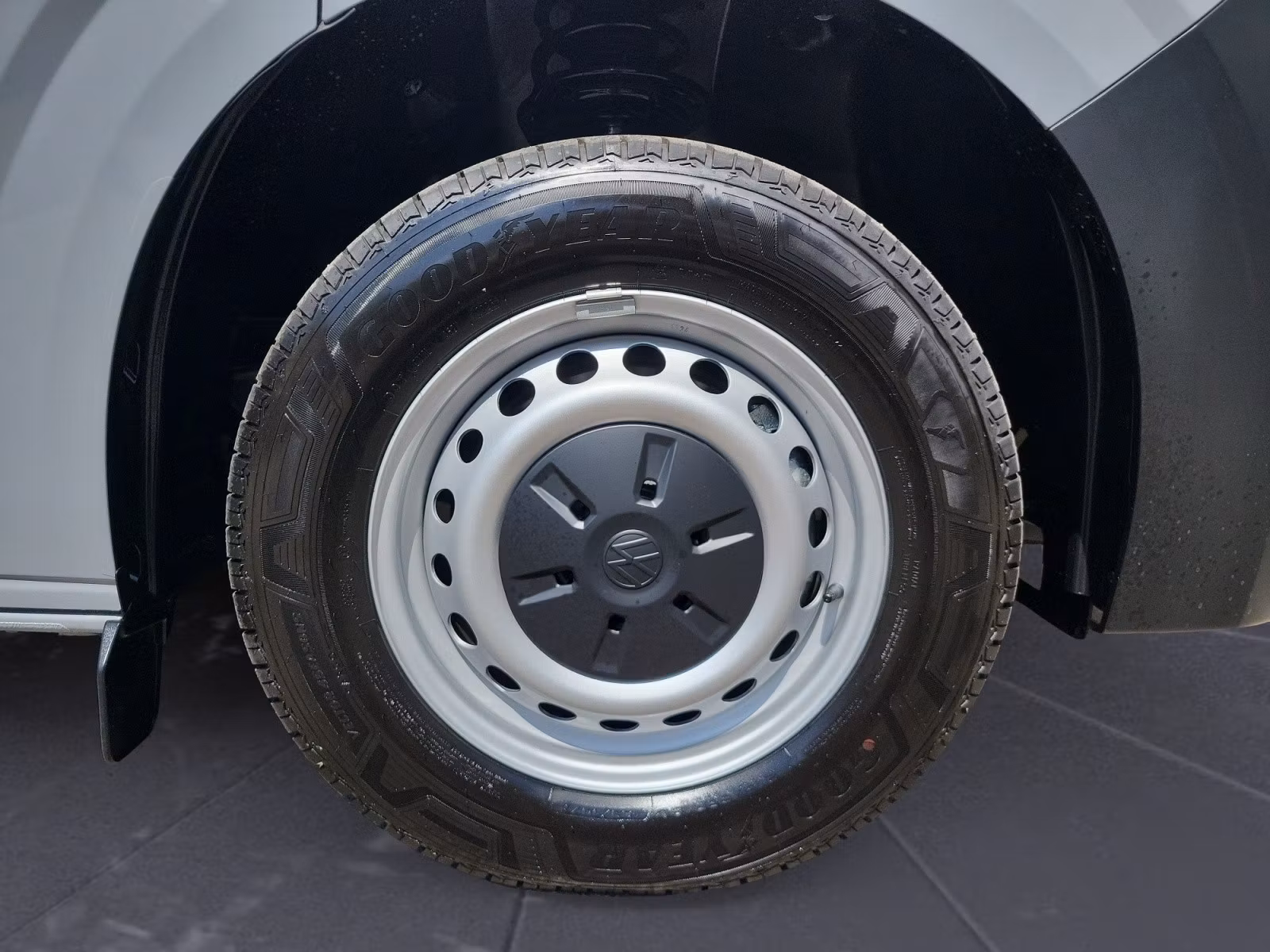 Volkswagen - Transporter Kombi 2,0 l TDI 8-Gan g Automatik Radst. 3100 mm