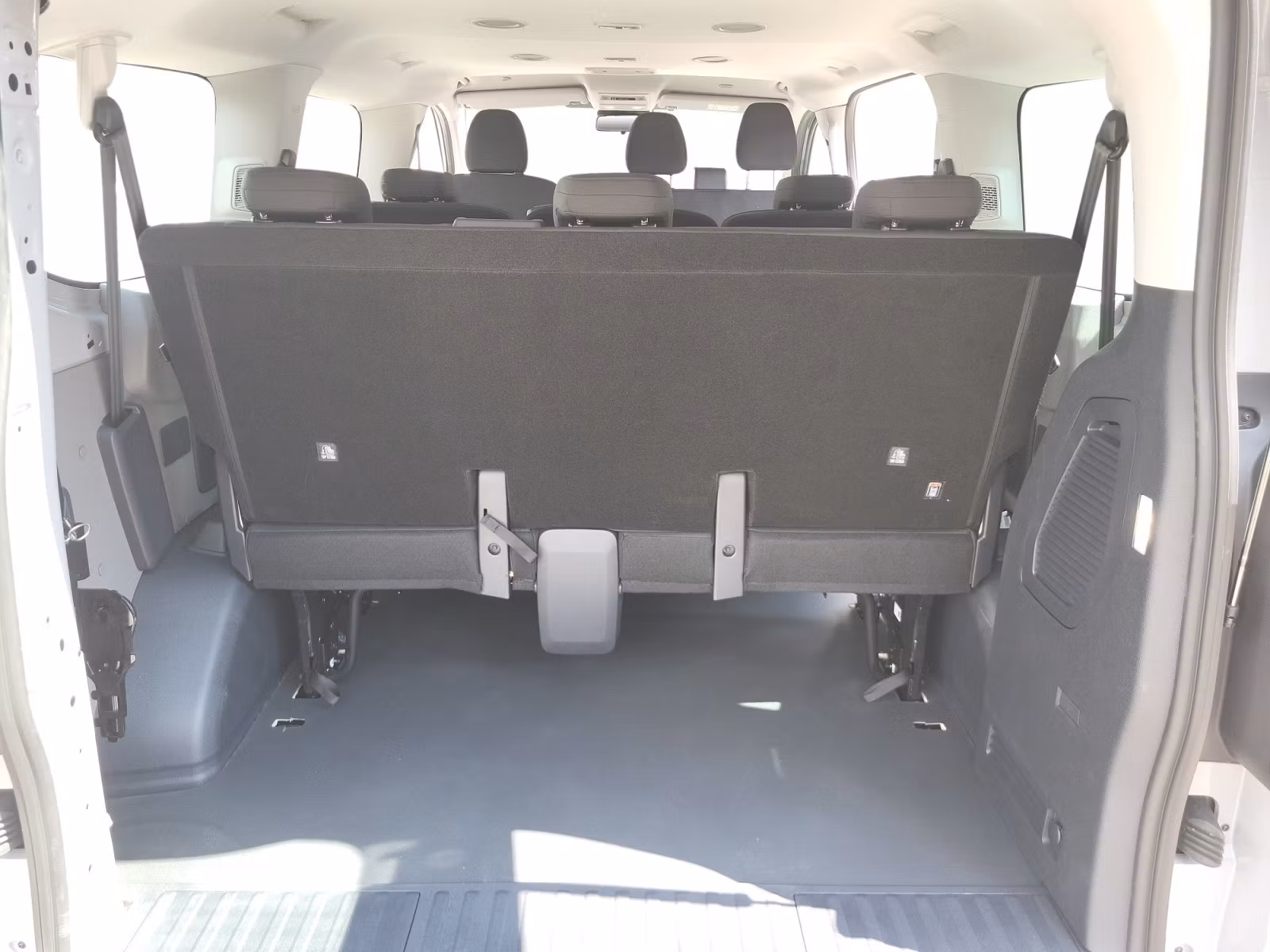 Volkswagen - Transporter Kombi 2,0 l TDI 8-Gan g Automatik Radst. 3100 mm